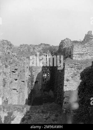 Vista del castello di Carew, del Pembrokeshire, di Dyfed, del Galles del Sud, come si vede dalle merlature. Il castello risale al 13th ° secolo. Foto Stock