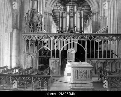 Interno della Cattedrale di San Davide, guardando verso ovest dall'altare maggiore, a St David's, Pembrokeshire, Galles del Sud. In primo piano è la tomba del 15th ° secolo di Edmund Tudor, 1st conte di Richmond (1431-1456) (padre di re Enrico VII). Foto Stock