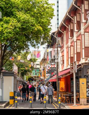 Turisti che comperano shopping in un trafficato incrocio di Smith Street e Trengganu Street a Chinatown Singapore Foto Stock