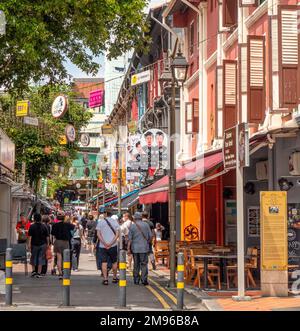 Turisti che comperano shopping in un trafficato incrocio di Smith Street e Trengganu Street a Chinatown Singapore Foto Stock