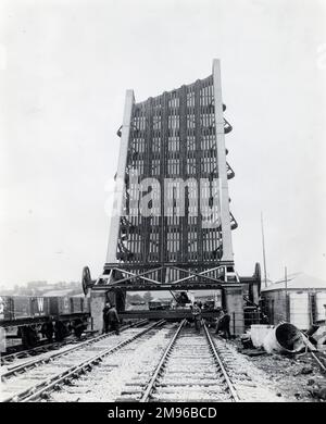 Test del ponte Carmarthen Bascule a Carmarthen, Dyfed, Galles del Sud. Il ponte fu costruito per trasportare la Great Western Railway sopra il fiume Towy, ed è stato progettato per essere sollevato al fine di consentire la spedizione attraverso. Foto Stock