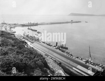 Vista aerea della stazione ferroviaria di Fishguard Harbour, che serve il porto di Fishguard Harbour a Pembrokeshire, Galles del Sud, non molto tempo dopo l'apertura della stazione. Il porto stesso contiene diverse navi e barche. Foto Stock