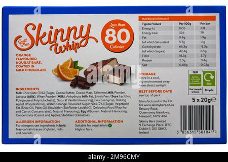 Lista degli ingredienti alimentari & informazioni nutrizionali sul retro della confezione di Skinny Whip cioccolato arancione snack bar - etichetta di confezionamento etichetta alimentare Foto Stock