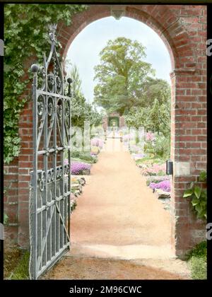 Giardino Con Un Cancello Aperto Fotografia Stock - Immagine di