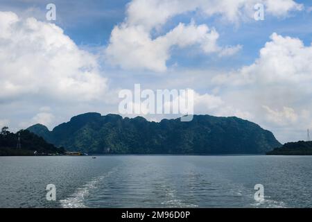 Bellissimo paesaggio da un traghetto che lascia il molo di Hua Hin a Krabi, Thailandia Foto Stock