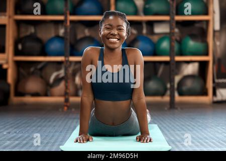 Im ha deciso di fare meglio per me. Ritratto di una giovane donna sportiva che si esercita in palestra. Foto Stock