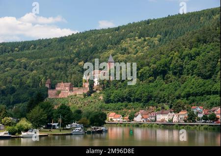 Vista del castello di Zwingenberg dall'altra parte del fiume Neckar, nella città di Zwingenberg, nello stato dell'Assia, in Germania. Foto Stock