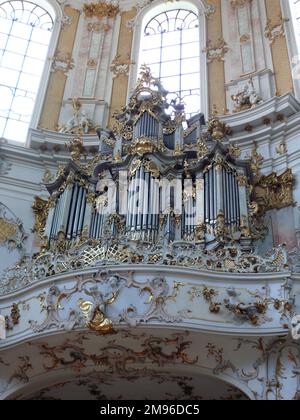 Vista dell'organo ornato al Monastero di Ettal, alta Baviera, Germania. Questo monastero benedettino è stato fondato nel 1330, la prima fase di costruzione ha avuto luogo tra il 1330 e il 1370, e vi sono stati ulteriori aggiunte nel corso dei secoli 18th ° e 19th °. Foto Stock