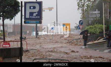 Le acque alluvionali precipitano lungo una strada a Funchal, la capitale di Madeira, febbraio 2010. Foto Stock