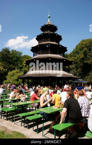 Il Chinesischer Turm e la birreria all'aperto nell'Englischer Garten, Monaco, Baviera, Germania. Foto Stock