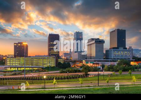 Akron, Ohio, Stati Uniti d'America skyline del centro al tramonto. Foto Stock