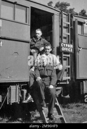 Tre soldati britannici al di fuori di una carrozza ferroviaria, che durante la seconda guerra mondiale sono stati utilizzati come Cypher Office. Foto Stock