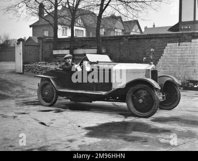 Un uomo in un'auto sportiva con tetto aperto. Foto Stock