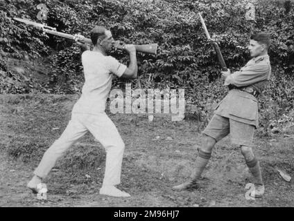 Due soldati in una compensazione, facendo pratica di baionetta, India. Foto Stock