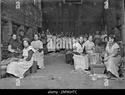 Un gruppo di operai, per lo più donne, all'interno di una fabbrica che produce scrapnel di piombo per le conchiglie di artlery - WW1. Foto Stock