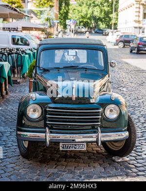 ROMA, ITALIA - 30 GIUGNO 2019: Auto verde d'epoca in strada a Trastevere. Roma, Italia. Foto Stock