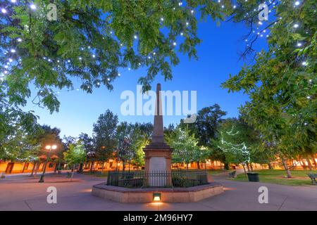 Santa Fe, New Mexico, USA in Santa Fe Plaza con il Soldiers' Monument al crepuscolo. Foto Stock