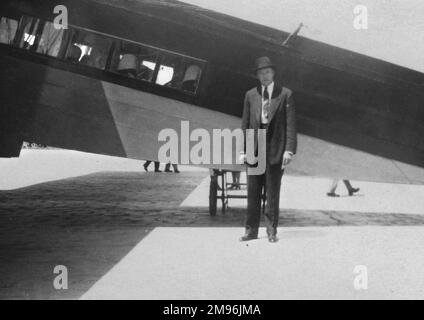 Un uomo elegantemente vestito in piedi di fronte a un aereo, probabilmente un biplano gestito dalla compagnia aerea francese, Air Union. Voli operati tra l'aeroporto Croydon nel Regno Unito e l'aeroporto le Bourget di Parigi, tra il 1923 e il 1933. Foto Stock