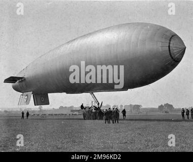 Inizialmente dirigibile britannico, visto qui a terra, con equipaggio. Foto Stock