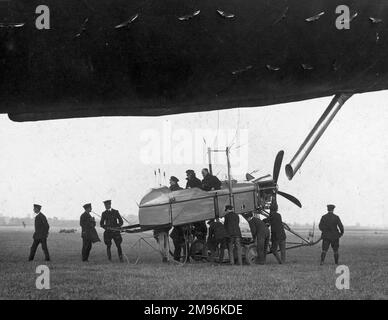 Inizialmente dirigibile britannico, visto qui a terra, con equipaggio. Foto Stock