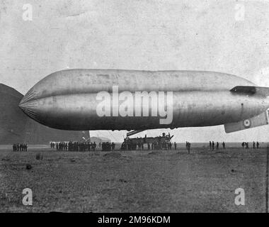 Inizialmente dirigibile britannico, visto qui a terra, con equipaggio. Foto Stock