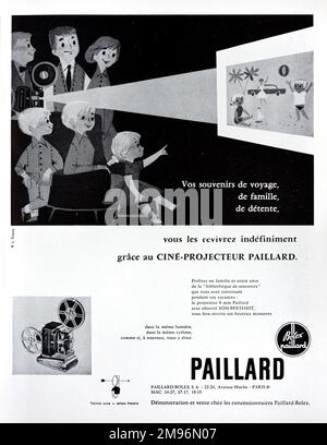 Annuncio vintage o vecchio, pubblicità, pubblicità o illustrazione per il proiettore di pellicola di Paillard 1957. Illustrato con l'immagine di 1950s intrattenimento di famiglia, home entertainment o film amatoriale di fotografie o film di vacanza. Foto Stock