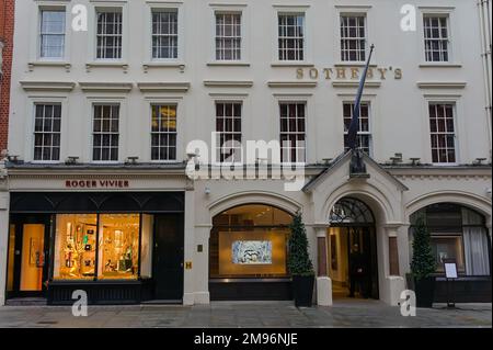 Casa d'aste di Soteby con un negozio Roger Vivier accanto a New Bond Street Foto Stock