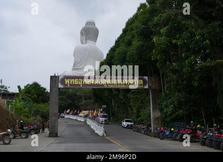 Phuket, Thailandia. Novembre 30, 2022. Tempio del Grande Buddha sull'isola di Phuket. Mt. Cancello d'ingresso al Giardino del Buddha di Nakkerd. Foto Stock