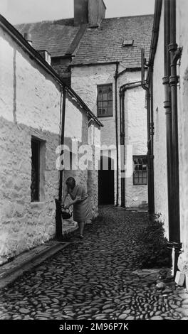 Una donna che riempie un bollitore da un rubinetto all'aperto a Newhaven, East Sussex. Foto Stock