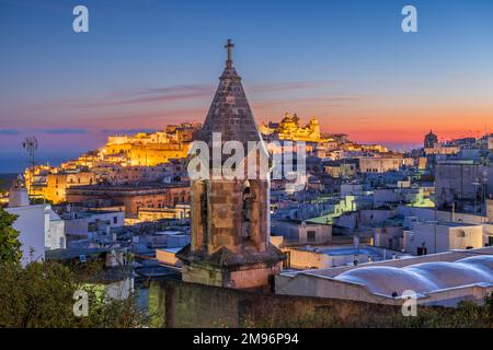 Ostuni, città vecchia all'alba. Foto Stock