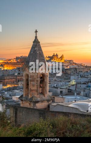 Ostuni, città vecchia all'alba. Foto Stock