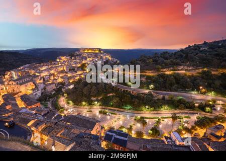 Ragusa Ibla, Italia vista città al crepuscolo in Sicilia. Foto Stock