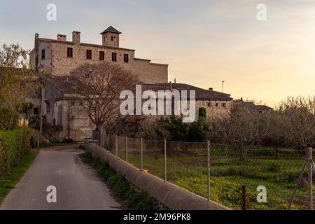 Felanitx, Spagna; gennaio 13 2023: Antica casa padronale di Maiorca o possessio al tramonto, trasformata in un lussuoso hotel rurale chiuso. Felanitx, isola di Foto Stock