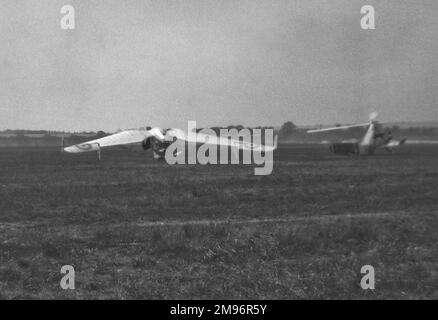 Due alianti in un campo. Quello sulla sinistra è un Westland-Hill Pterodactyl IV Quello a destra è una Cierva C.19 (Mk.i, II o III). Foto Stock