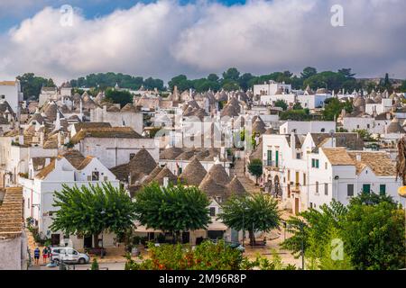 Alberobello, con vista sul centro storico italiano e case trullo tradizionali. Foto Stock