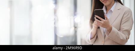 Una donna d'affari completa KYC utilizzando un programma di online banking per aprire un conto di risparmio digitale. La definizione di sicurezza informatica Foto Stock