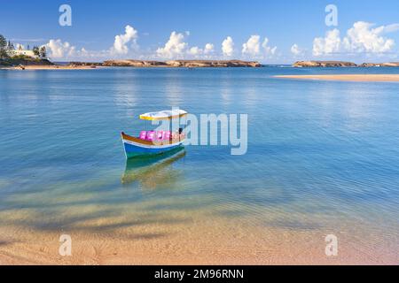 Vista della baia e barca turistica ormeggiata a Oualidia, Marocco, Africa Foto Stock