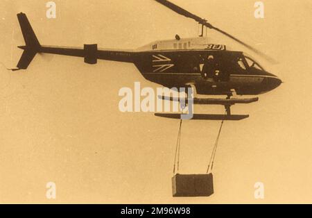 Diversi elicotteri sollevano carico/jeep/ponte, c.196os/1970s Foto Stock