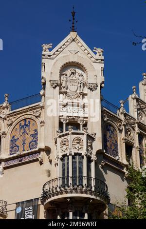 Palma, Maiorca, Spagna. Fundacio la Caixa il primo ed ex Grand hotel di Maiorca. Fu questo edificio che iniziò la mania dell'architettura modernista della città. Foto Stock