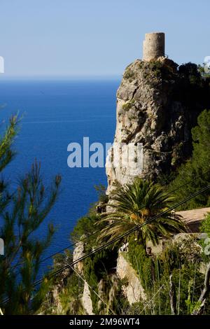 Estellences, Mallorca, Spagna. Nel comune di Banyalbufar si trova lo splendido punto di vista di Ses Animes, coronato da una torre di difesa, la Torre des Verger, de Ses Animes o sa Talaia, sulla cima di un'imponente rupe. Fu costruito nel 1579 per difendere la costa e la città dalle incursioni dei pirati. Foto Stock