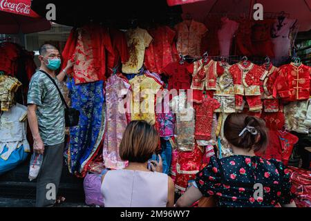 Bangkok, Thailandia. 17th Jan, 2023. La gente ha visto selezionare il costume cinese per il nuovo anno cinese. Il nuovo anno lunare cinese, o Primavera Festival, segnato il 22 gennaio 2023, e segna anche l'inizio dell'anno del coniglio. Credit: SOPA Images Limited/Alamy Live News Foto Stock