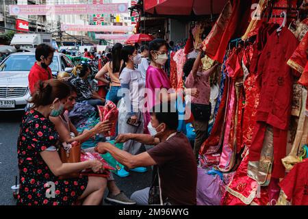 Bangkok, Thailandia. 17th Jan, 2023. La gente ha visto selezionare il costume cinese per il nuovo anno cinese. Il nuovo anno lunare cinese, o Primavera Festival, segnato il 22 gennaio 2023, e segna anche l'inizio dell'anno del coniglio. Credit: SOPA Images Limited/Alamy Live News Foto Stock