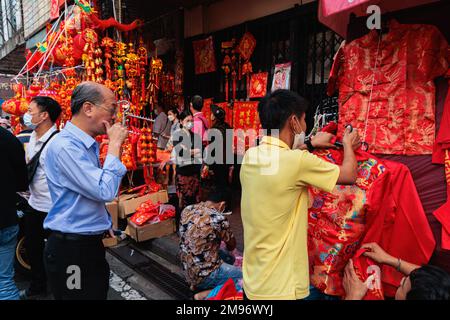 Bangkok, Thailandia. 17th Jan, 2023. La gente ha visto selezionare il costume cinese per il nuovo anno cinese. Il nuovo anno lunare cinese, o Primavera Festival, segnato il 22 gennaio 2023, e segna anche l'inizio dell'anno del coniglio. Credit: SOPA Images Limited/Alamy Live News Foto Stock