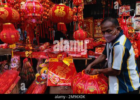 Bangkok, Thailandia. 17th Jan, 2023. Un venditore di strada vende decorazioni cinesi al Chinatown di Bangkok. Il nuovo anno lunare cinese, o Primavera Festival, segnato il 22 gennaio 2023, e segna anche l'inizio dell'anno del coniglio. Credit: SOPA Images Limited/Alamy Live News Foto Stock