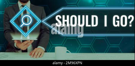 Visualizzazione dei segnali se dovrei andare. Panoramica aziendale alla ricerca di motivi per lasciare un luogo dubbia indecisione Foto Stock