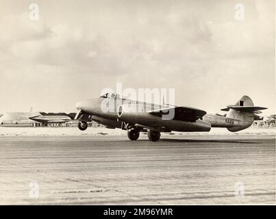 Gloster Meteor F4, RA491, fu inizialmente pilotato da due turbogetti a flusso assiale Rolls-Royce Avon. Si vede qui alla fiera SBAC 1950. Foto Stock