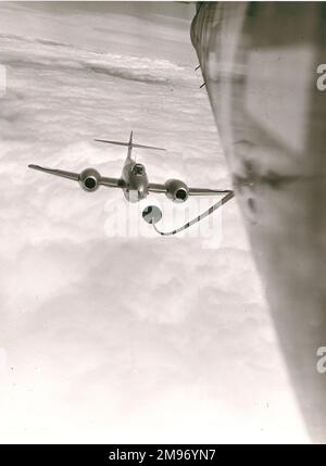 Gloster Meteor sta per fare rifornimento in volo, da USAF Boeing YKB-29T Superfortress (45-21734), modificato dalla configurazione KB-29M con sonda ad alette e punti di rifornimento di carburante. Foto Stock