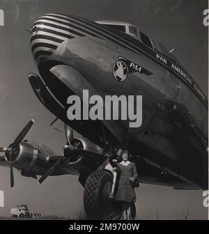 La Stewardess Janet Pflug di fronte a un Douglas DC-4 della Pan American World Airways. Foto Stock