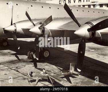 Una casa di Wee Bee costruita sotto il Convair XC-99. Foto Stock