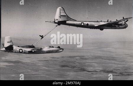 Un Boeing KB-29P rifornisce un Tornado nordamericano RB-45C che diventa il primo bombardiere a essere rifornito negli Stati Uniti. Foto Stock